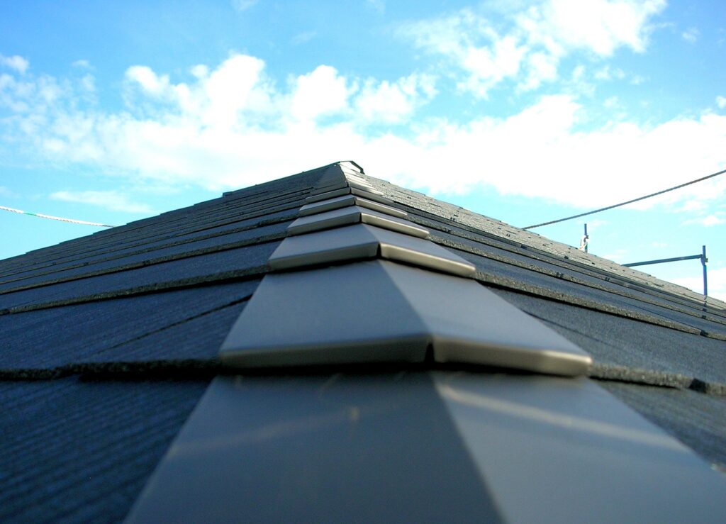 屋根材メーカーごとの立ち位置を整理する（価格帯・性能・用途）