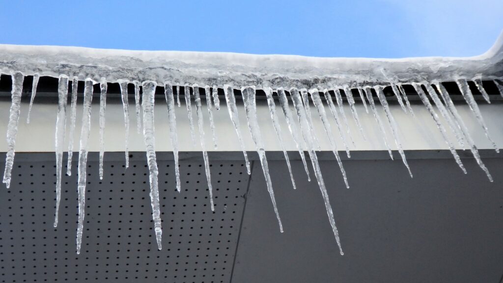 寒冷地・沿岸部・都市部で屋根材選定はどう変えるべきか